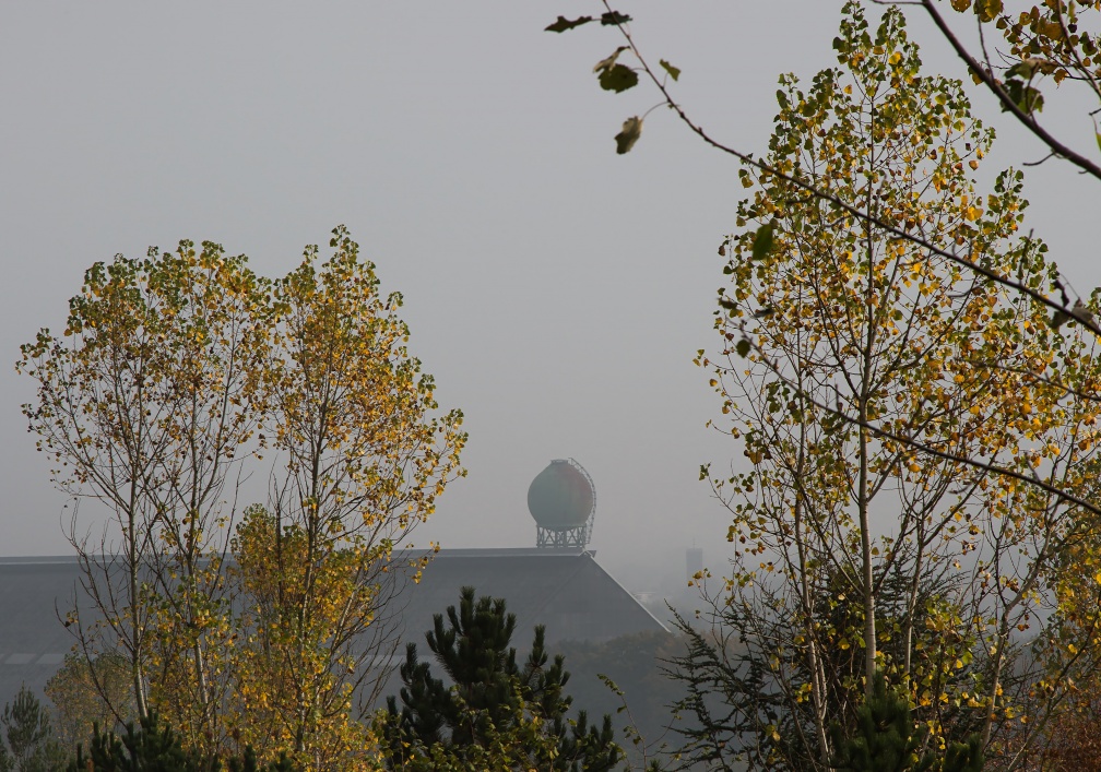 Kohlenmischhalle und Wasserturm des Schachtes Pattberg im Herbstnebel